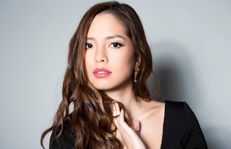 Retrato de hermosa joven asiática con piel perfecta