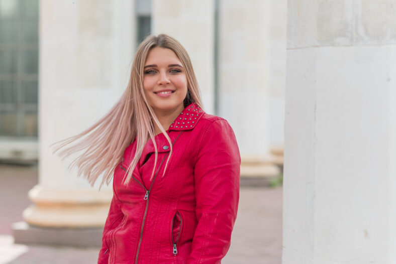 Buena mujer elegante en una naturaleza en el parque. Moda informal, chaqueta de cuero look elegante. Modelo de tamaño grande. Feliz mujer con sobrepeso en la ciudad