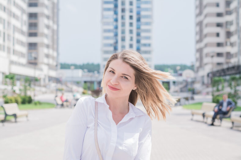 Retrato de jóvenes atractivos y europeos asuntos de negocios europeos urbanos