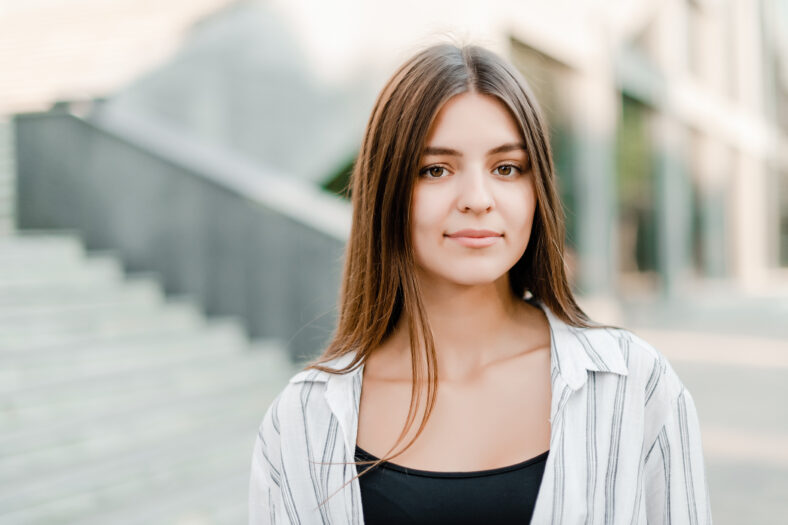 Hermosa mujer en una zona pública de la ciudad