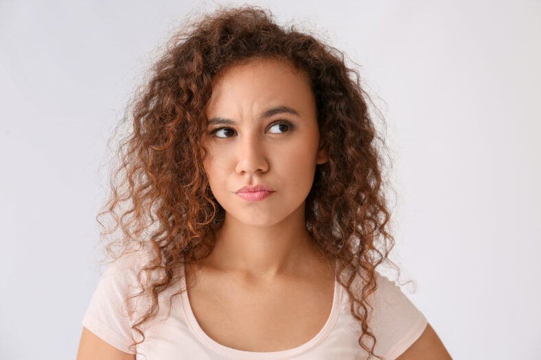 Mujer afroamericana reflexiva sobre fondo blanco