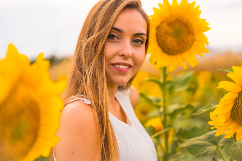 Una rubia bastante sonriente en un campo de girasoles