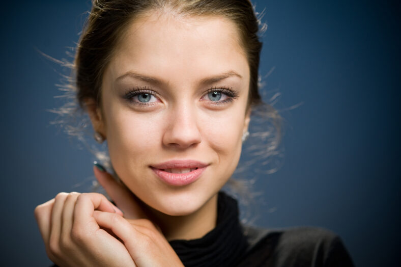 Hermosa chica sonriente con ojos azules