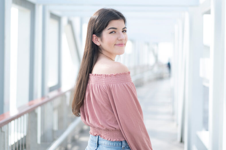 Retrato de joven hermosa mujer en verano.