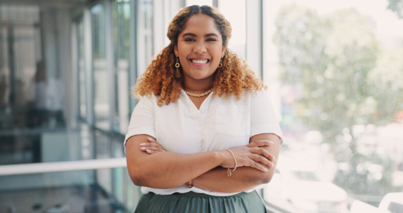 Cara, negocios y mujer negra en la oficina, sonrisa y agencia de marketing. Femenina afroamericana, retrato y emprendedor con confianza, gerente de proyectos y publicidad para empresas de inicio y CEO