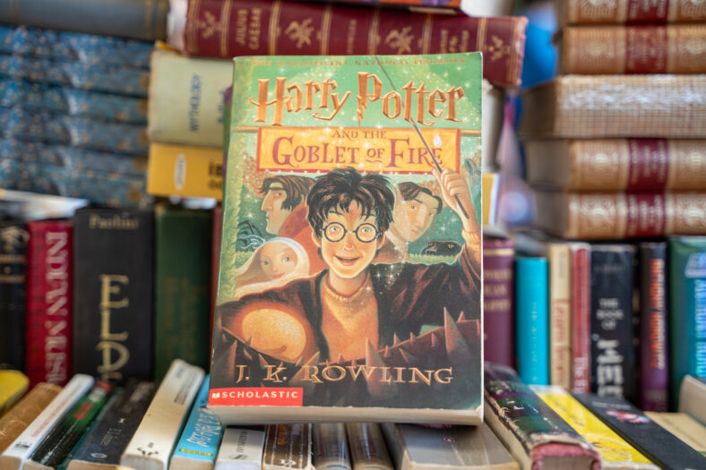 Harry Potter y The Clubblet of Fire Book de JK Rowling en el mercado de pulgas. Ankara, Turquía - 6 de agosto de 2023.