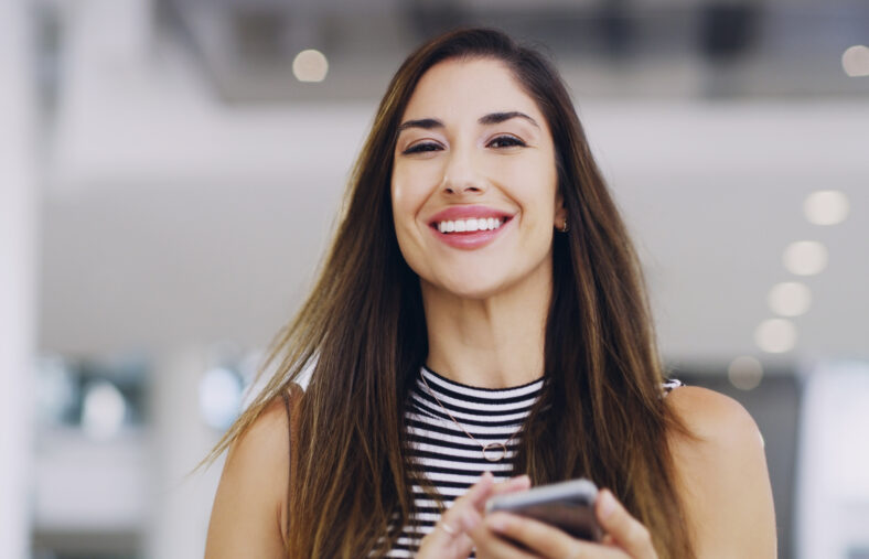 Retrato, mujer y teléfono celular para las redes sociales en centros comerciales, compras y venta minorista para ropa o moda. Comunicación, sitio web y feliz mujer, venta en línea y cupones en la aplicación para ahorrar dinero.