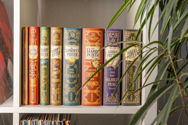 Libros de papel de colección coloridos completos de JK Rowling sobre Harry Potter, atrayendo a los amantes de los libros, especialmente a los fanáticos, la literatura y la fantasía de los niños, Frankfurt - 22 de diciembre de 2023