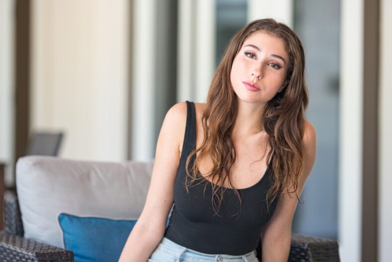 Mujer con hermosos ojos mirando hacia la cámara con camiseta sin mangas casual