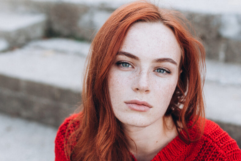 Retrato Woman Natural Freckles Femenino informal al aire libre Primer plano Retrato Lifestyle Beauty Girl