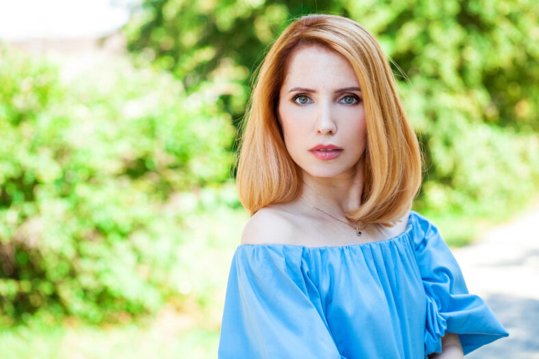 Retrato de una mujer hermosa con un vestido azul