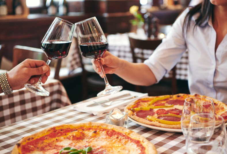 couple eating pizza in a restaurant