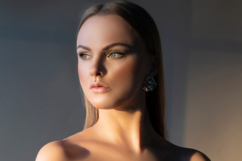 Beautiful model woman woman beauy portrait, sunset light, make-up, perfect skin