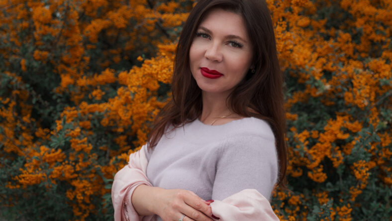 Portrait of a gorgeous middle-aged woman in an autumn park. Hello november.